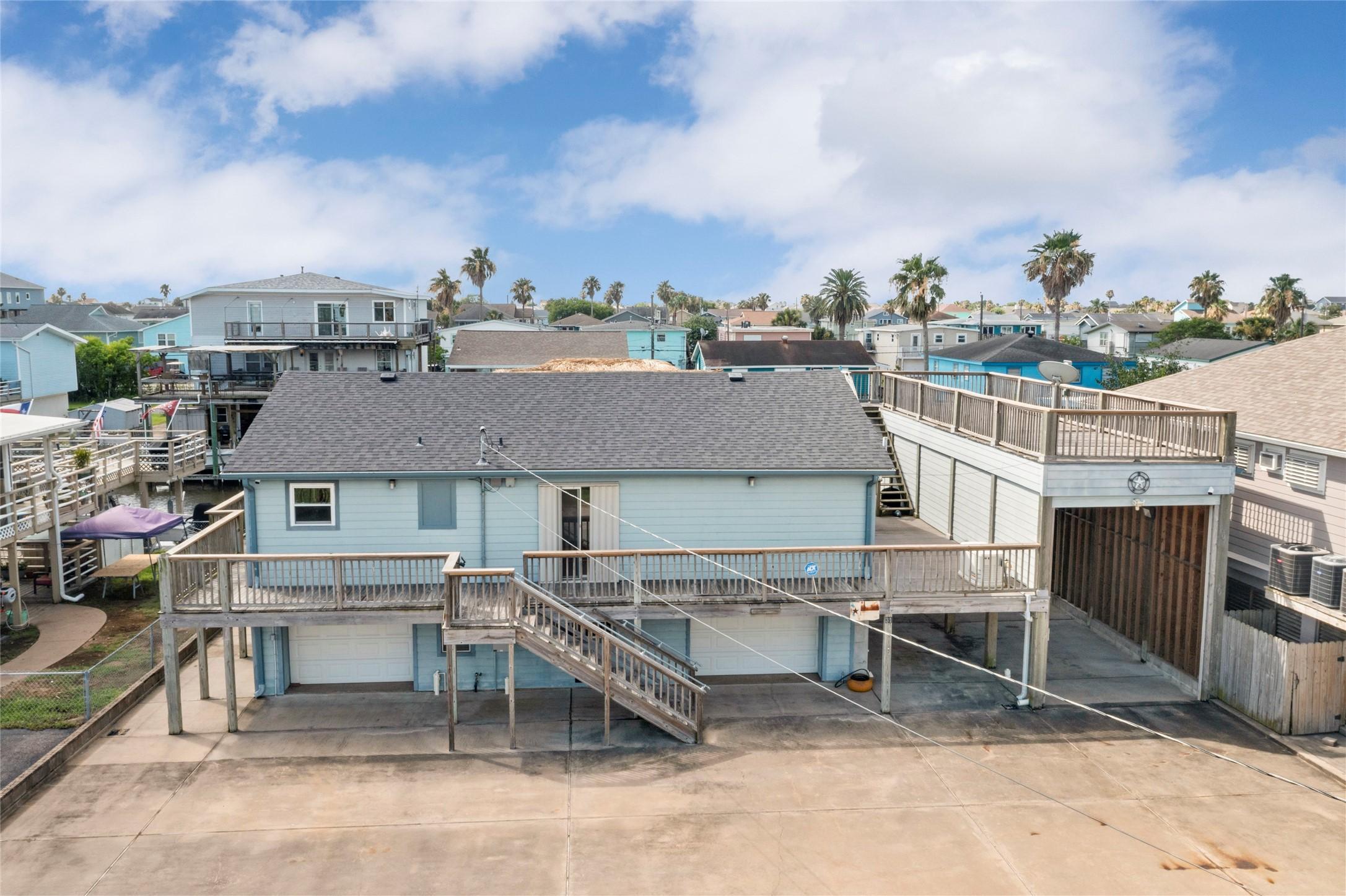 Image 2: This boater's paradise features a 3-bedroom home w