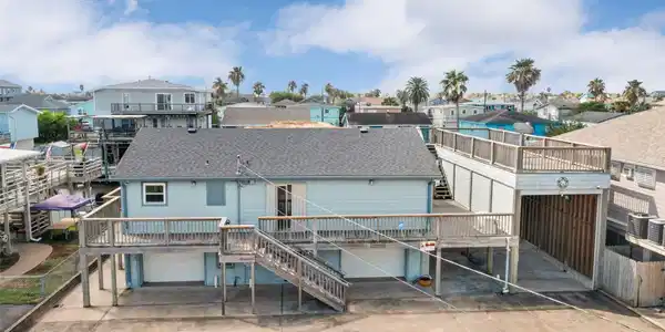 Image 2: This boater's paradise features a 3-bedroom home w