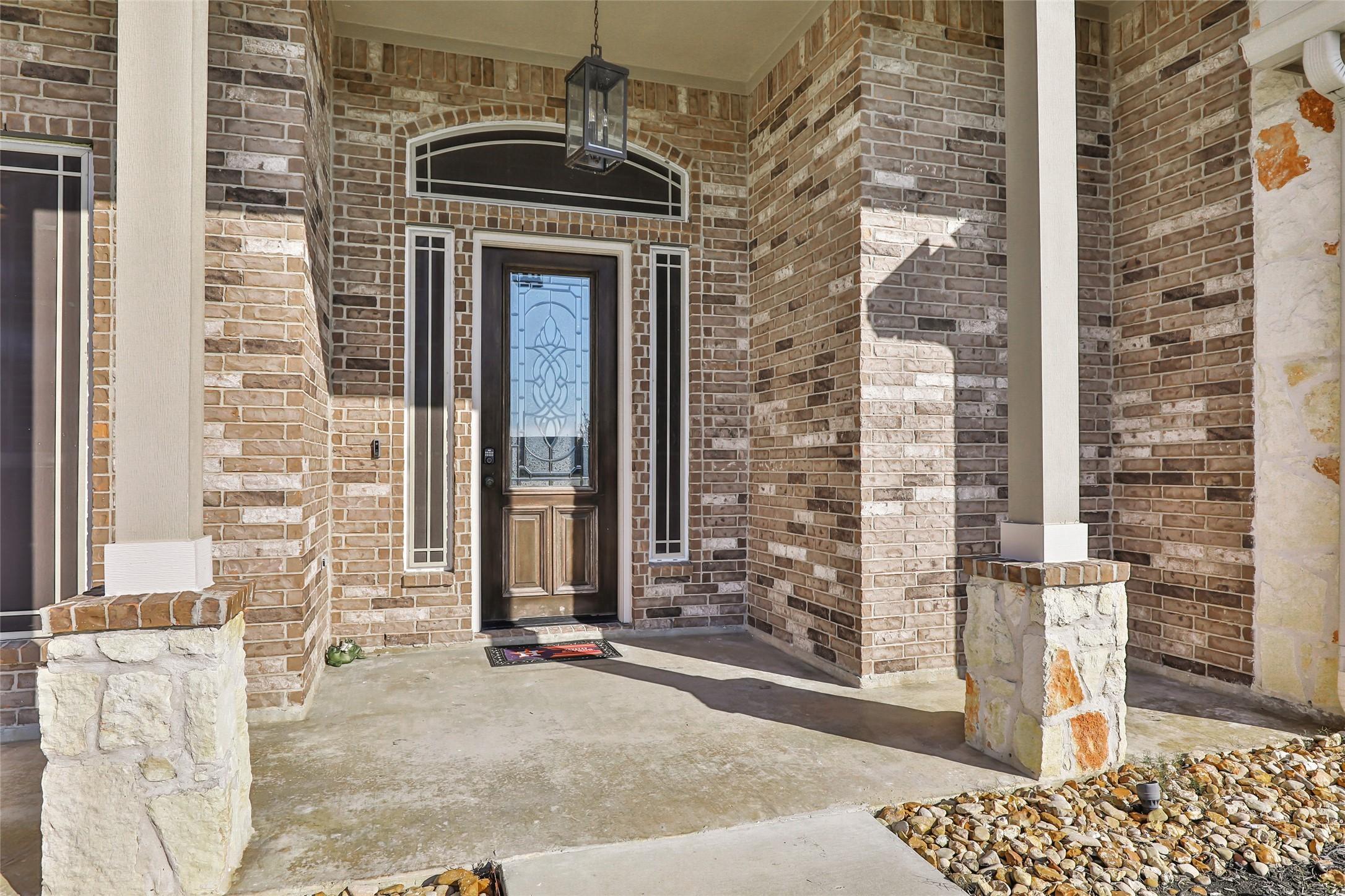 Image 4: Welcoming Front Porch