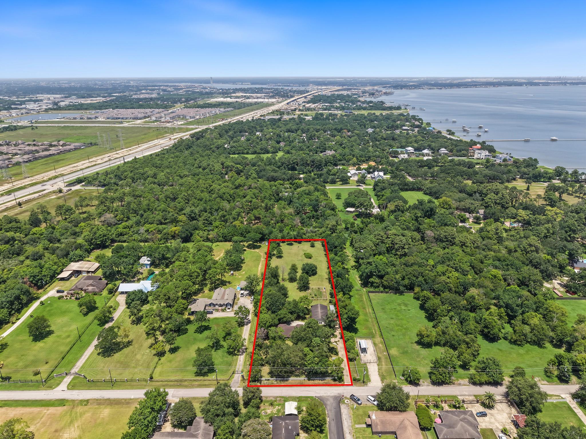 Image 1: Ideally located in Bayview Acres and close to wate