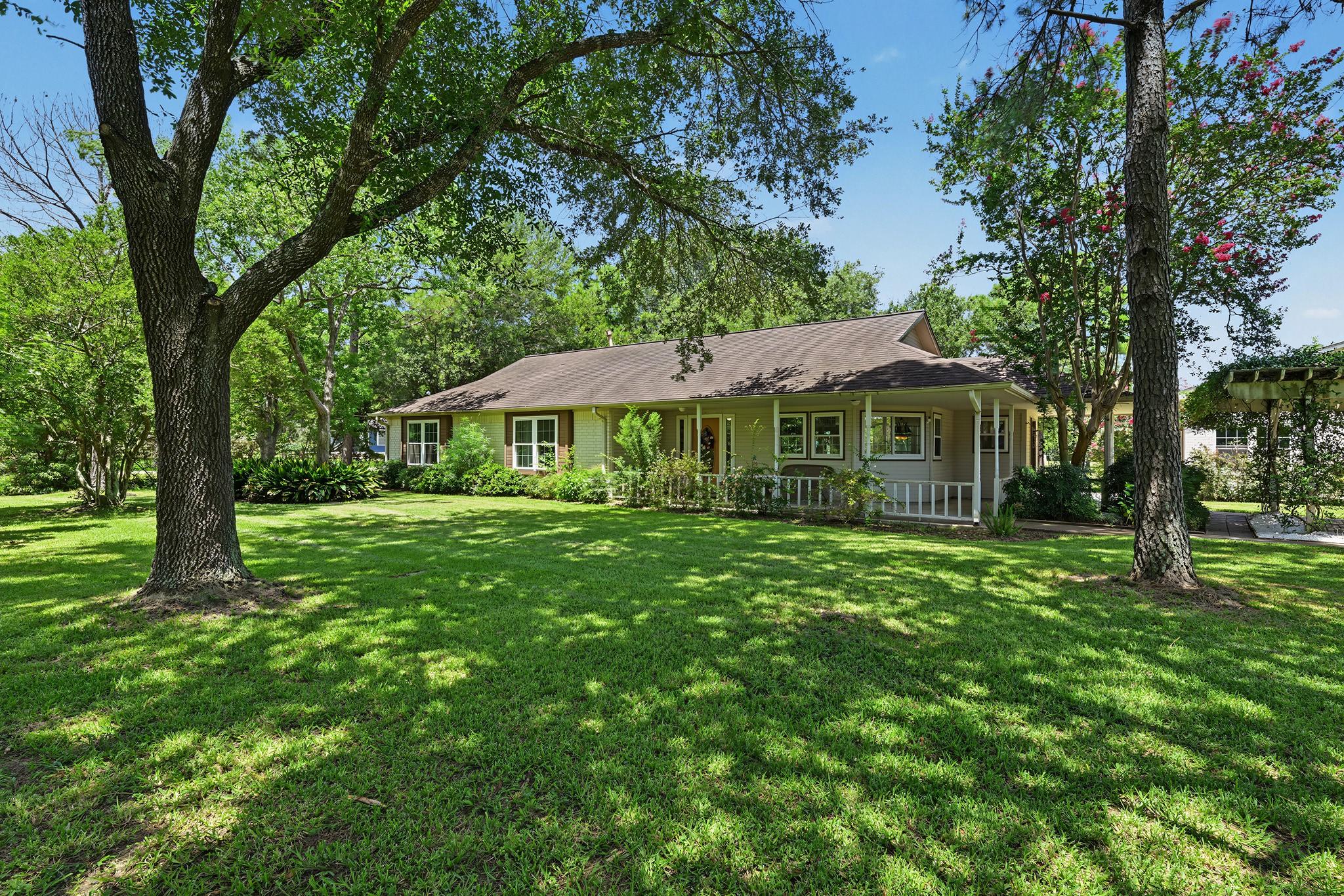 Image 2: Welcome home! This fantastic 2.2 acre estate is zo