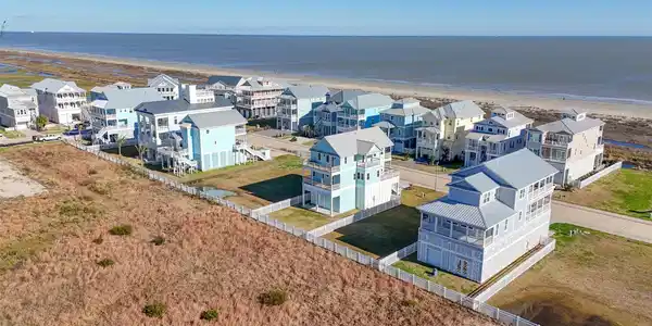 Image 4: This aerial perspective places the homesite in con
