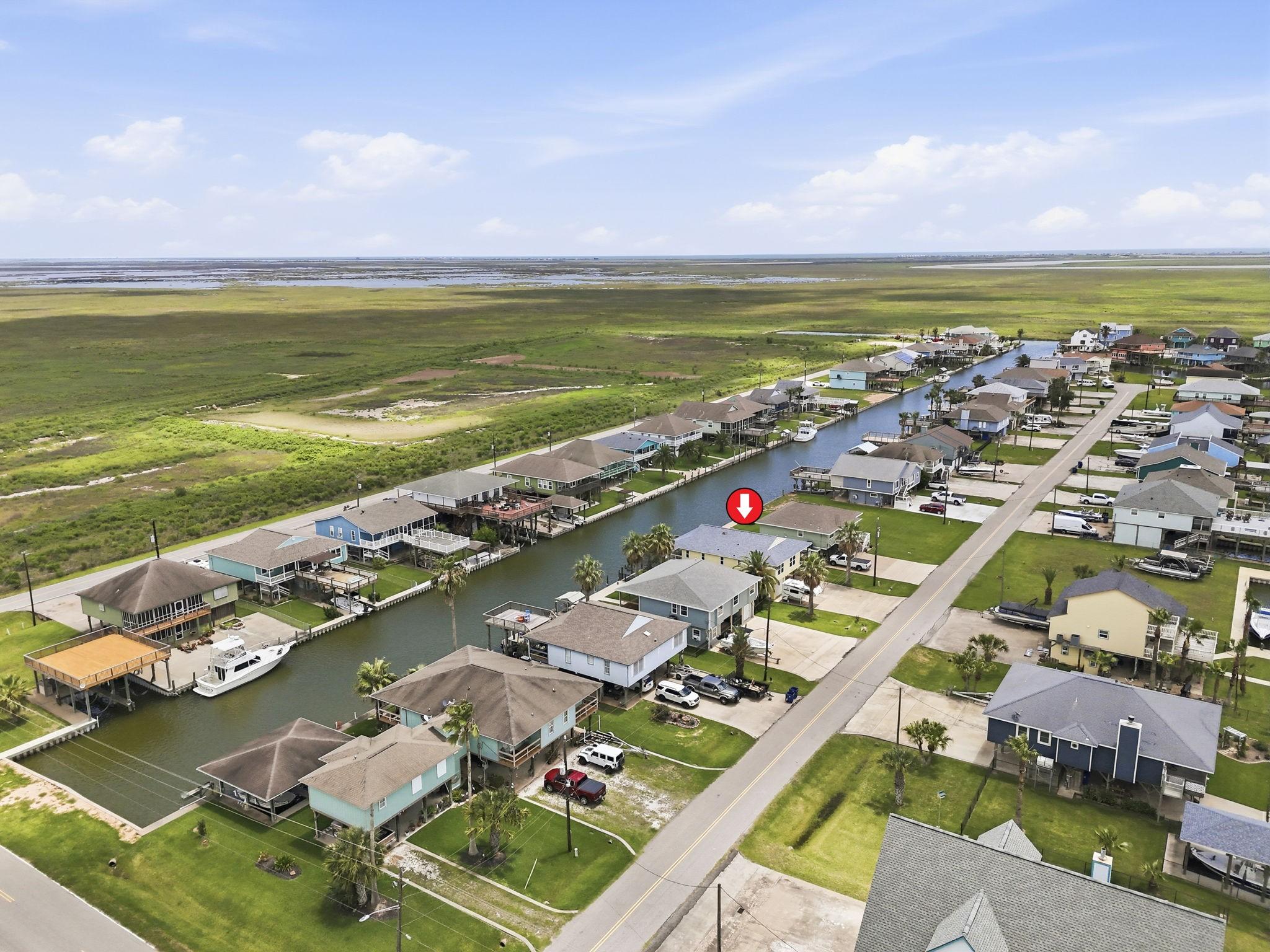 Image 2: Aerial canal corridor &mdash; direct canal-front positio