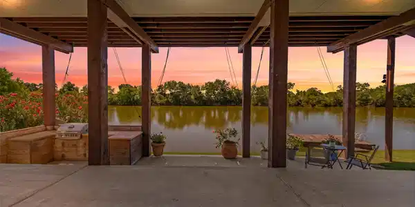 Image 3: Experience serene lakeside living with this charmi