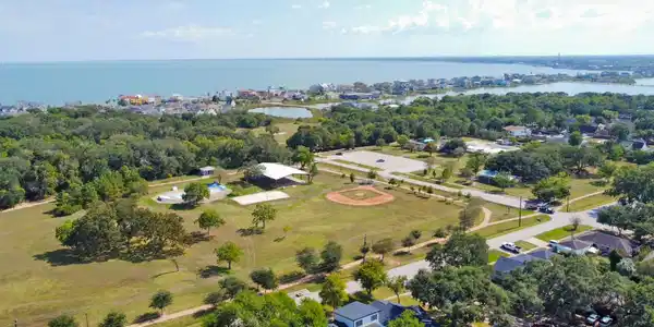 Image 3: Waking distance to the Seabrook Park, Seabrook Tra