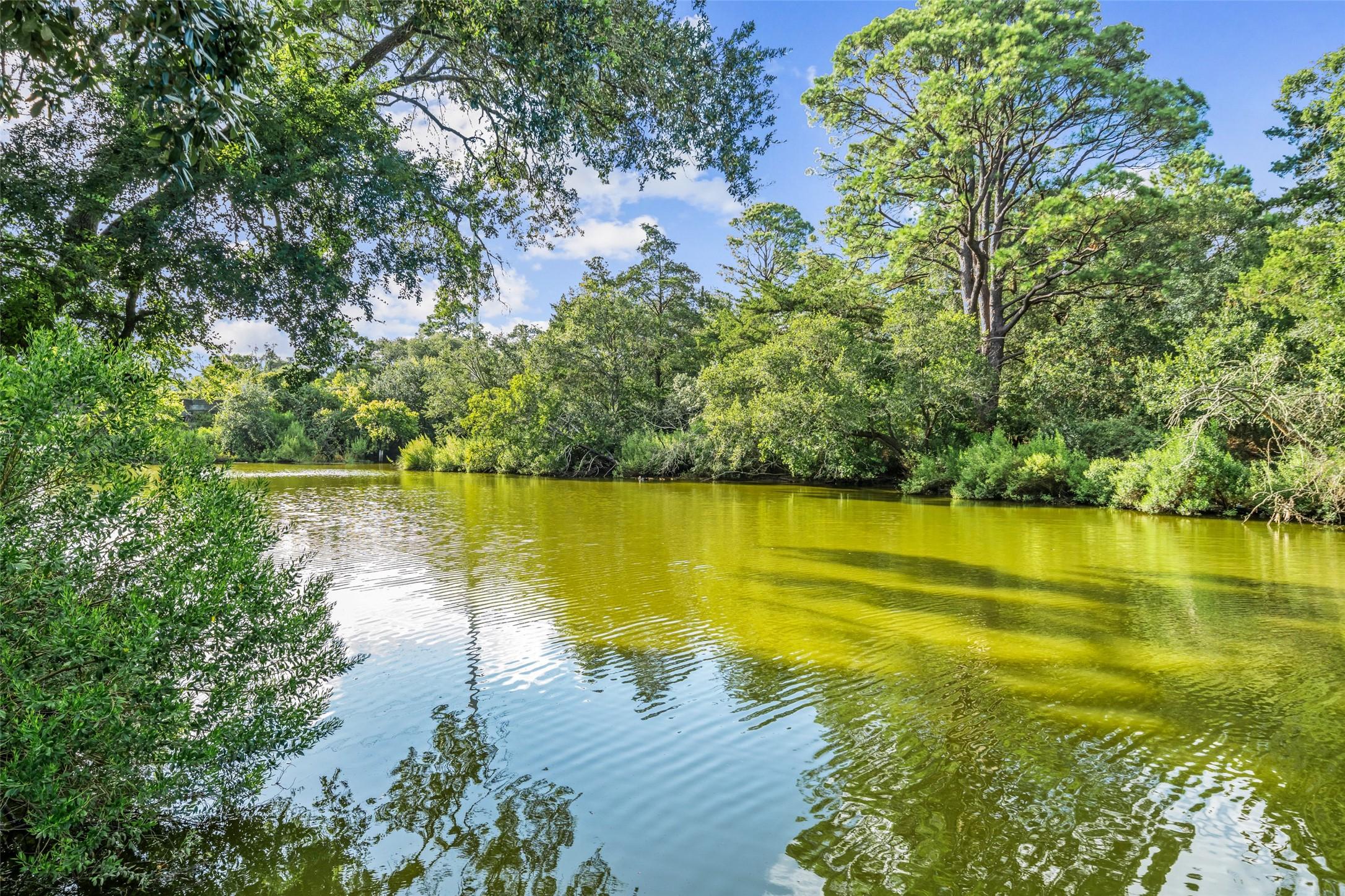 Image 2: Well-maintained property with gorgeous views!