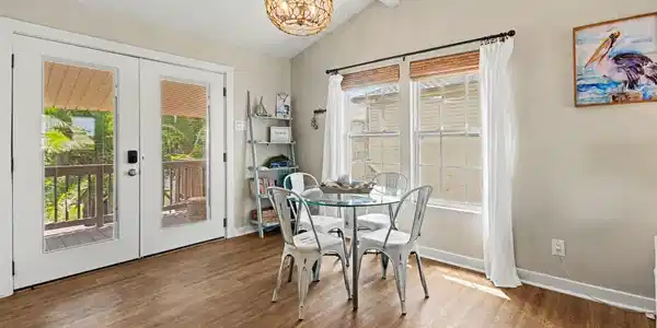 Image 3: Dining area