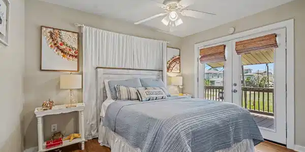 Image 4: 1st of 2 main floor bedrooms