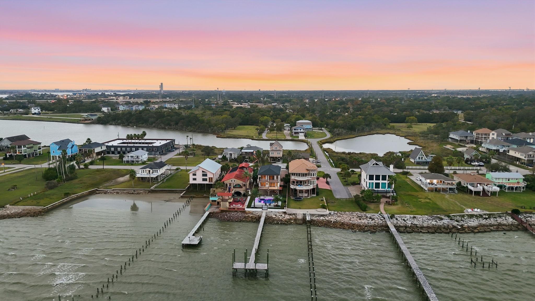 Image 3: Minutes from Kemah Boardwalk and Marina, as well a