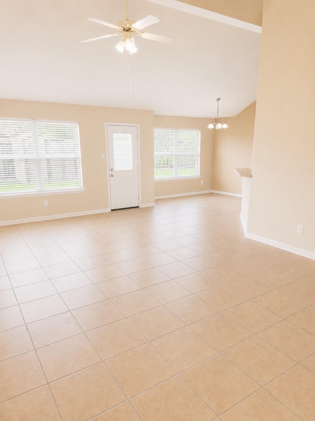 Image 3: Spacious living room