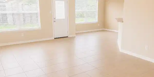 Image 3: Spacious living room