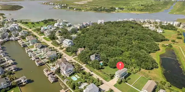 Image 2: Wonderful location in the heart of Laffites Cove w