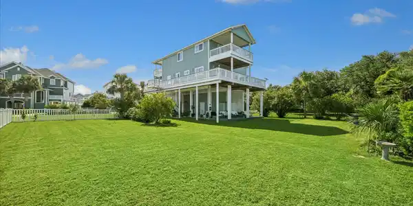 Image 3: Huge yard! Perfect for both pets and people!