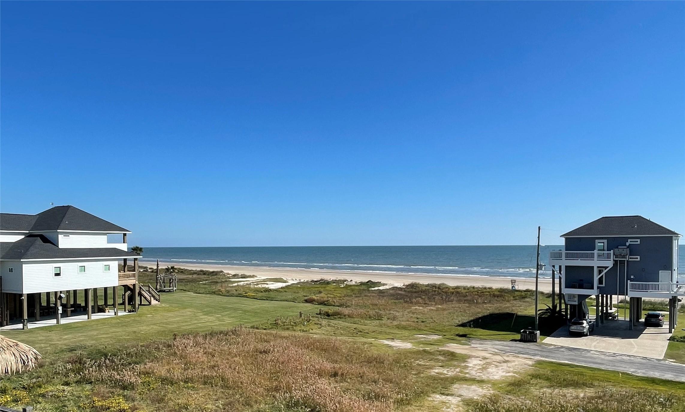 Image 3: Breathtaking beach and gulf views.