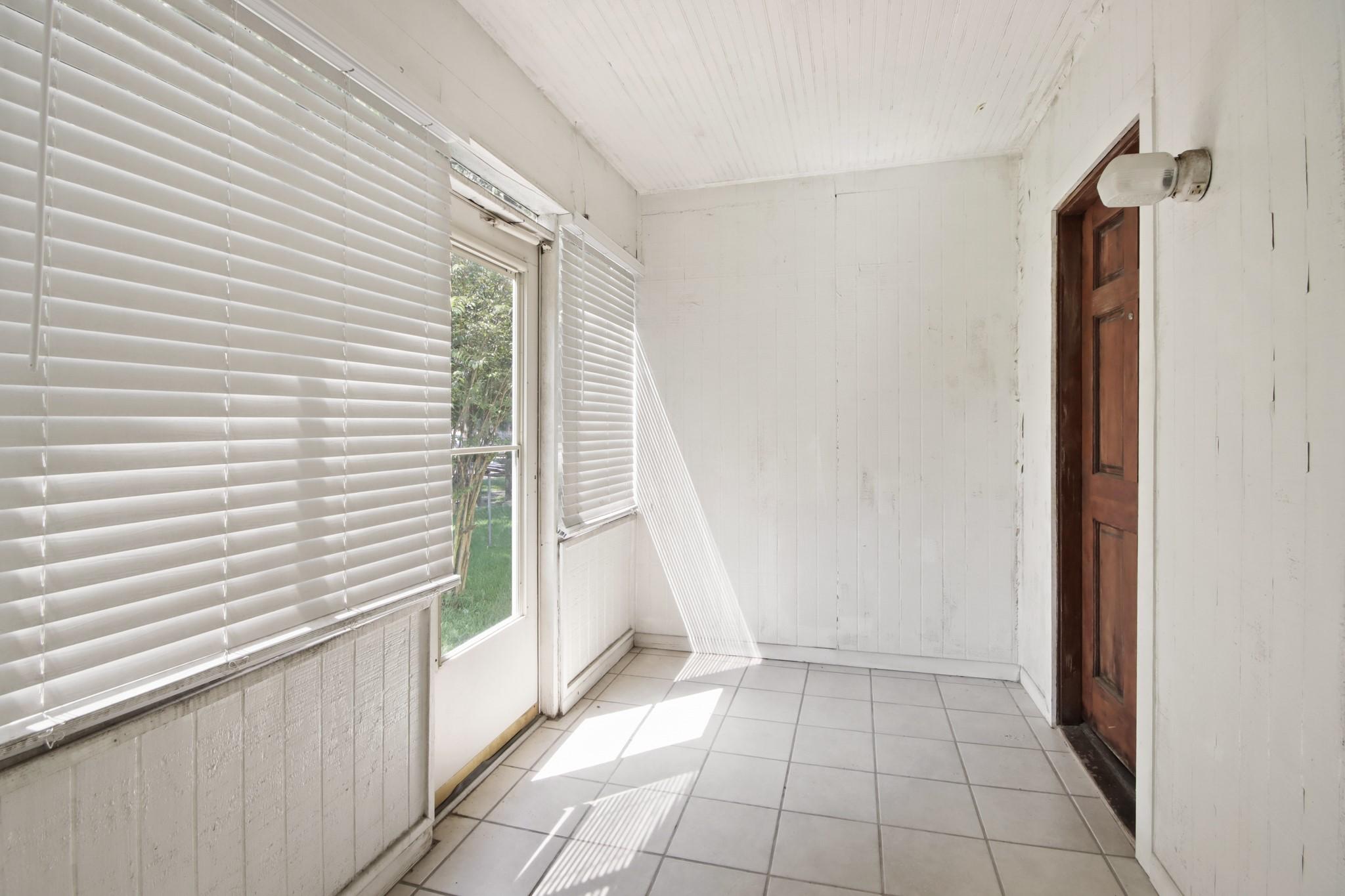 Image 3: Screened-in patio