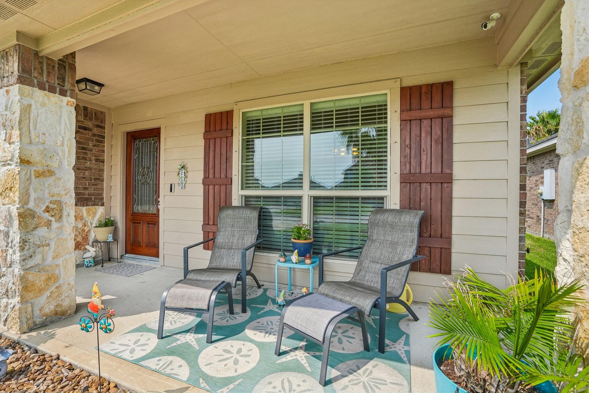 Image 4: spacious front porch