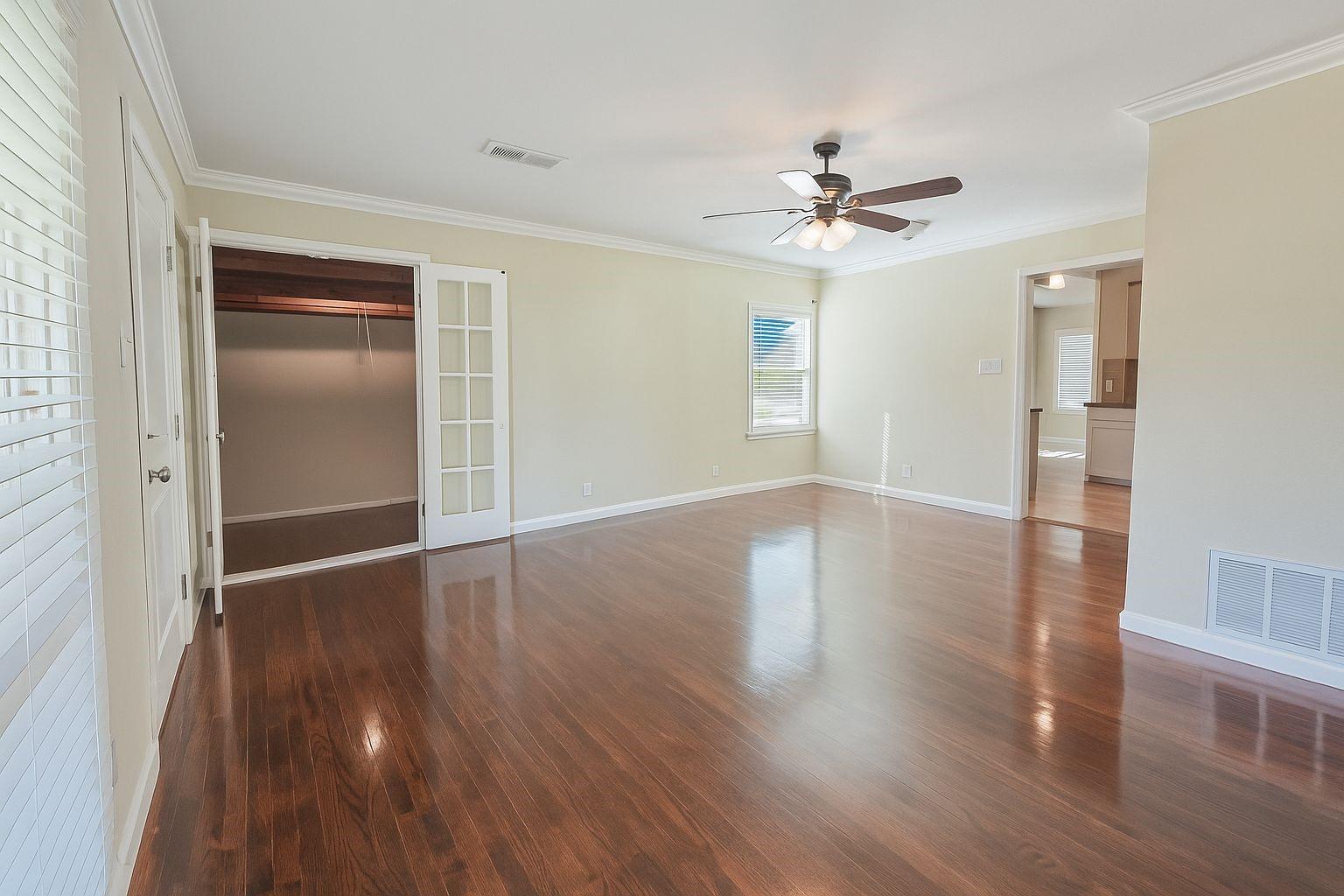 Image 3: Floor digitally shined