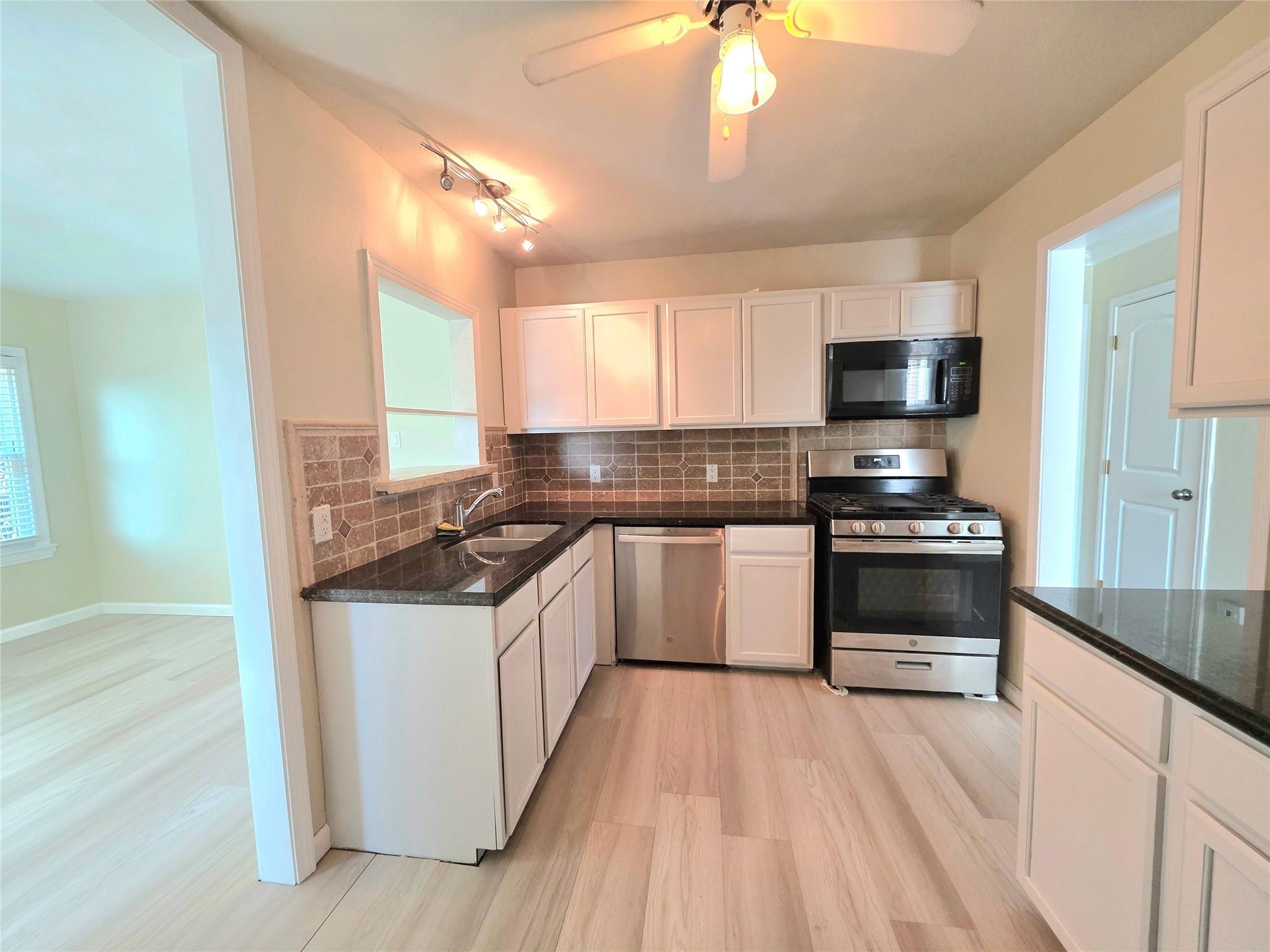Image 4: Kitchen with entrance to dining/ breakfast area