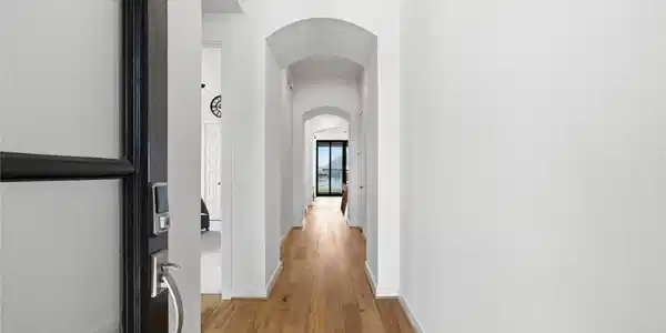 Image 4: Grand entry hallway with arched doorways and wood-