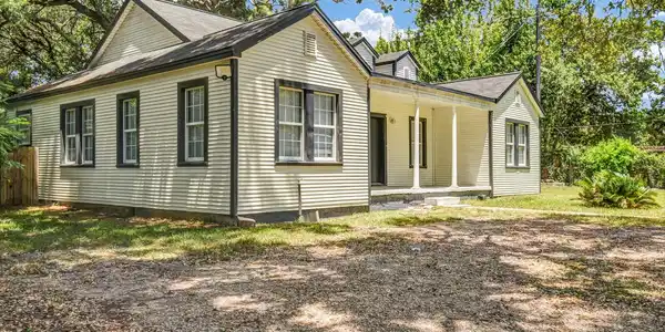 Image 2: 3 Bedroom, 2 full bath with additional bonus room