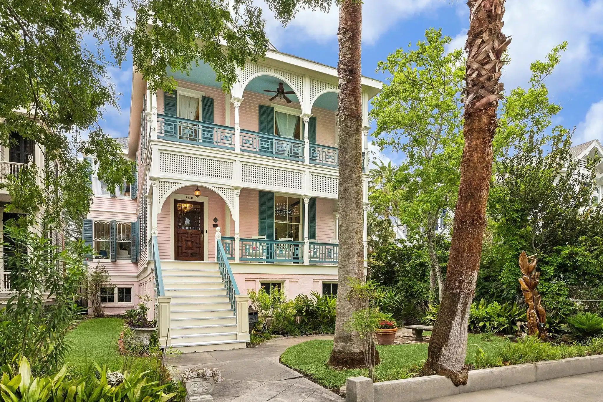 Image 1: Beautifully updated Grand Victorian home in Galves