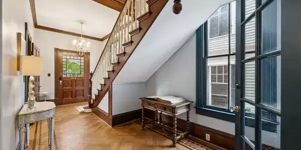 Image 4: ENTRY II - Another perspective of the entryway sho