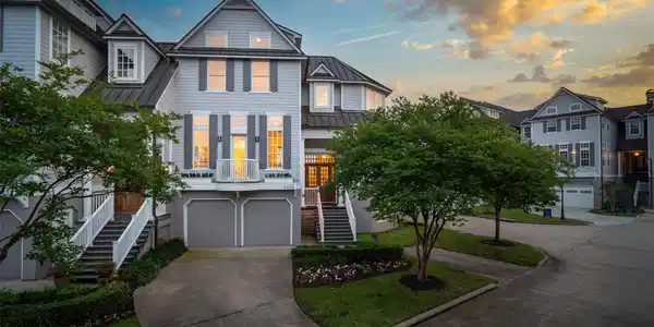2439 Lakewood Pointe