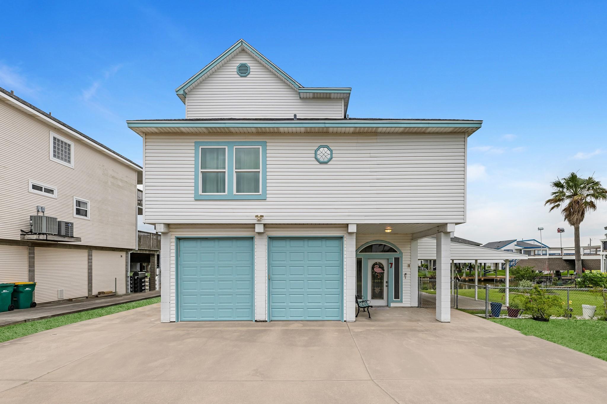 Image 3: Spacious parking area on the left for added conven