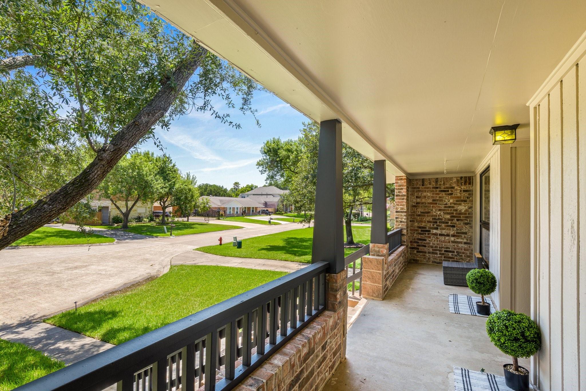 Image 3: Peaceful front covered porch ready to sit & relax
