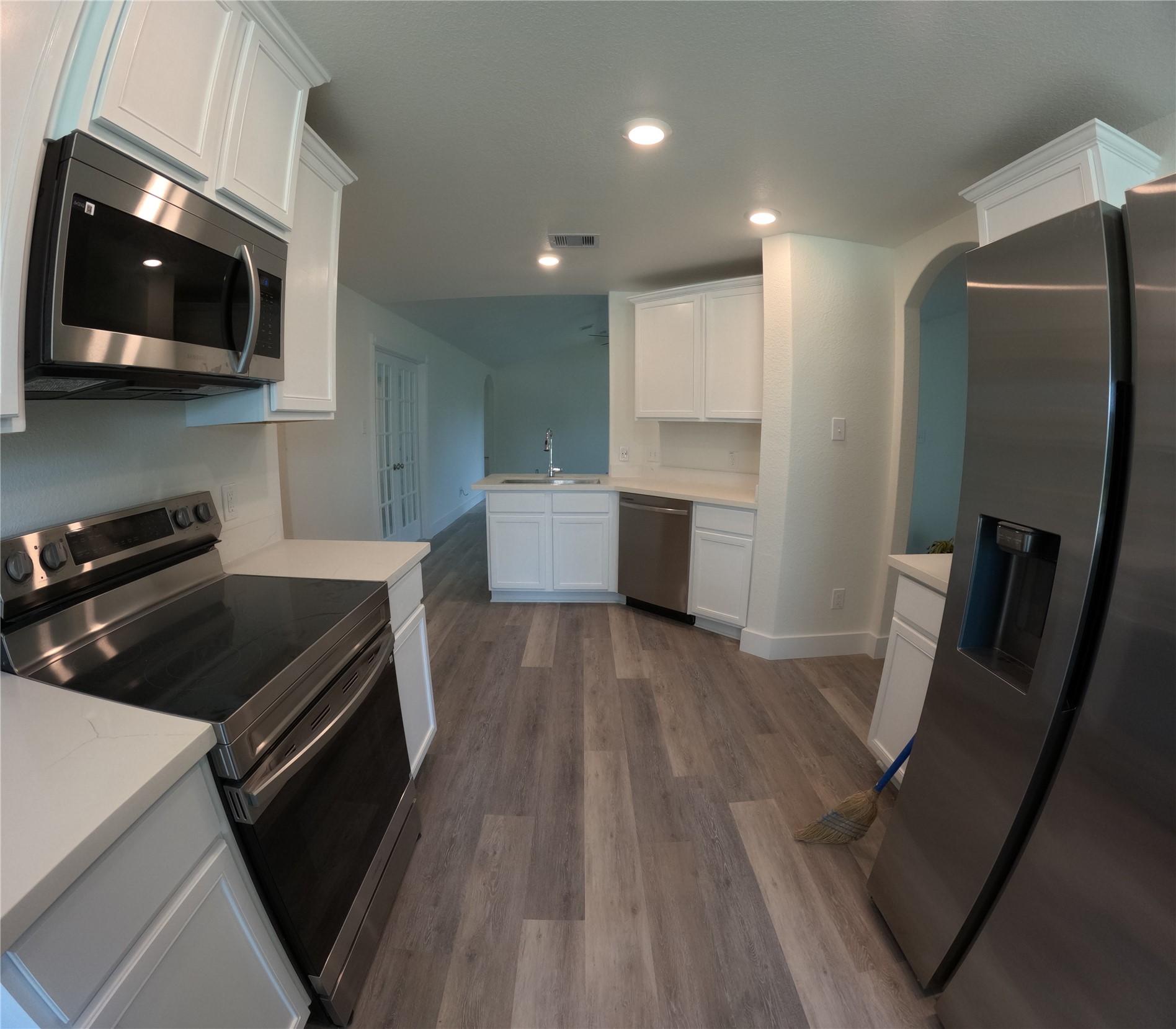 Image 4: Kitchen
