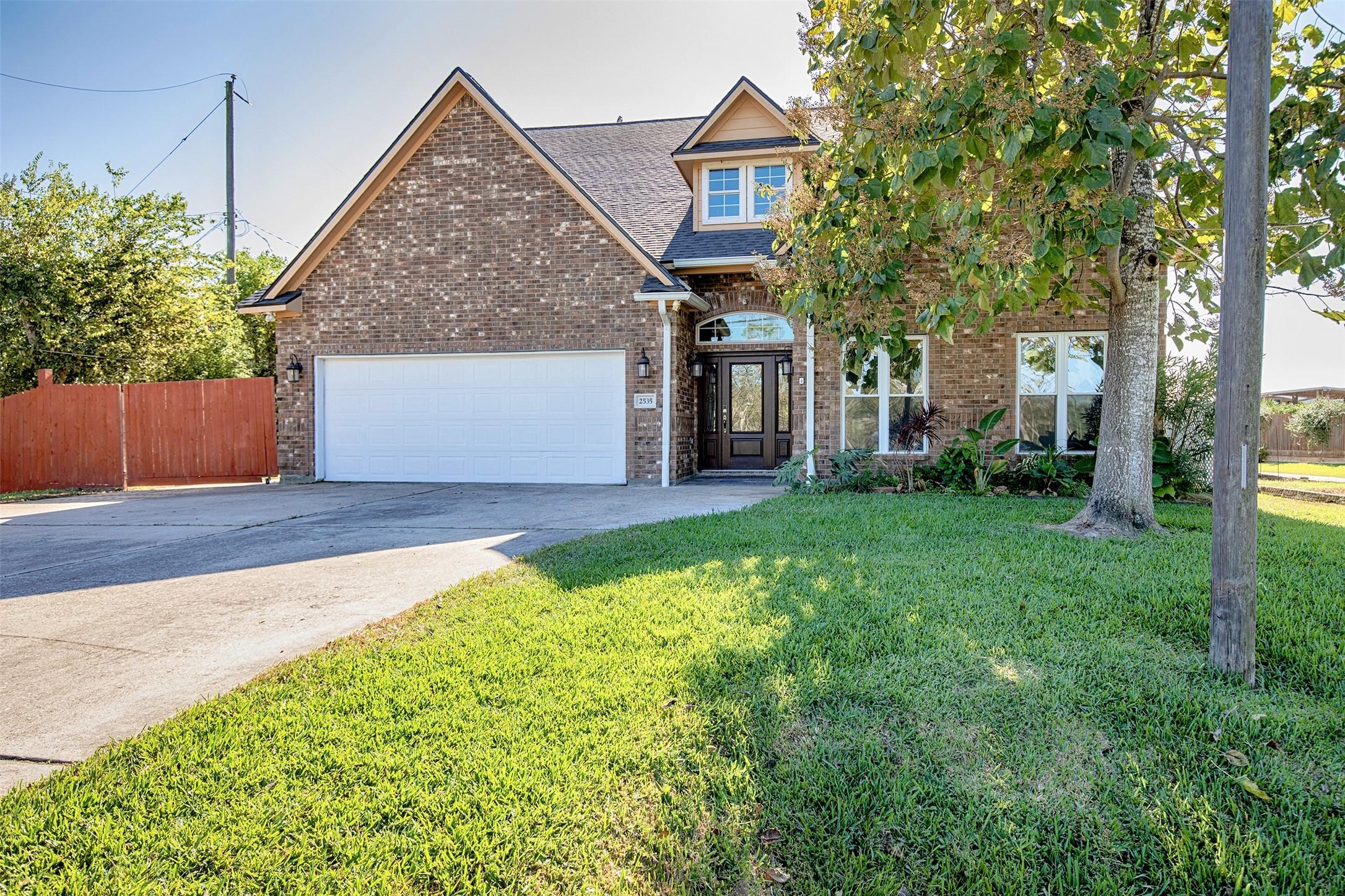 Image 1: Welcome to this gorgeous home just minutes from th