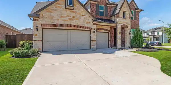 Image 2: Great features in this Edgewater gem such as this