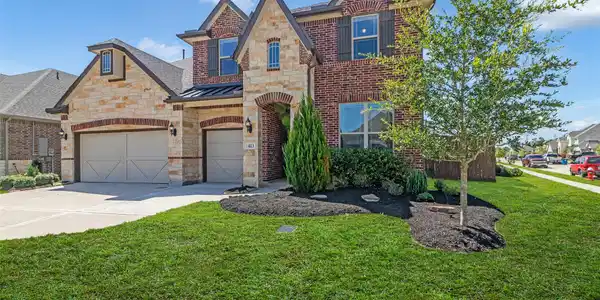 Image 3: Large corner lot with a huge backyard
