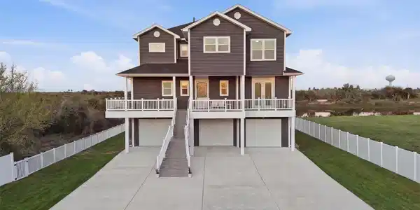 Image 2: Galveston's one and only premier property! Unlike