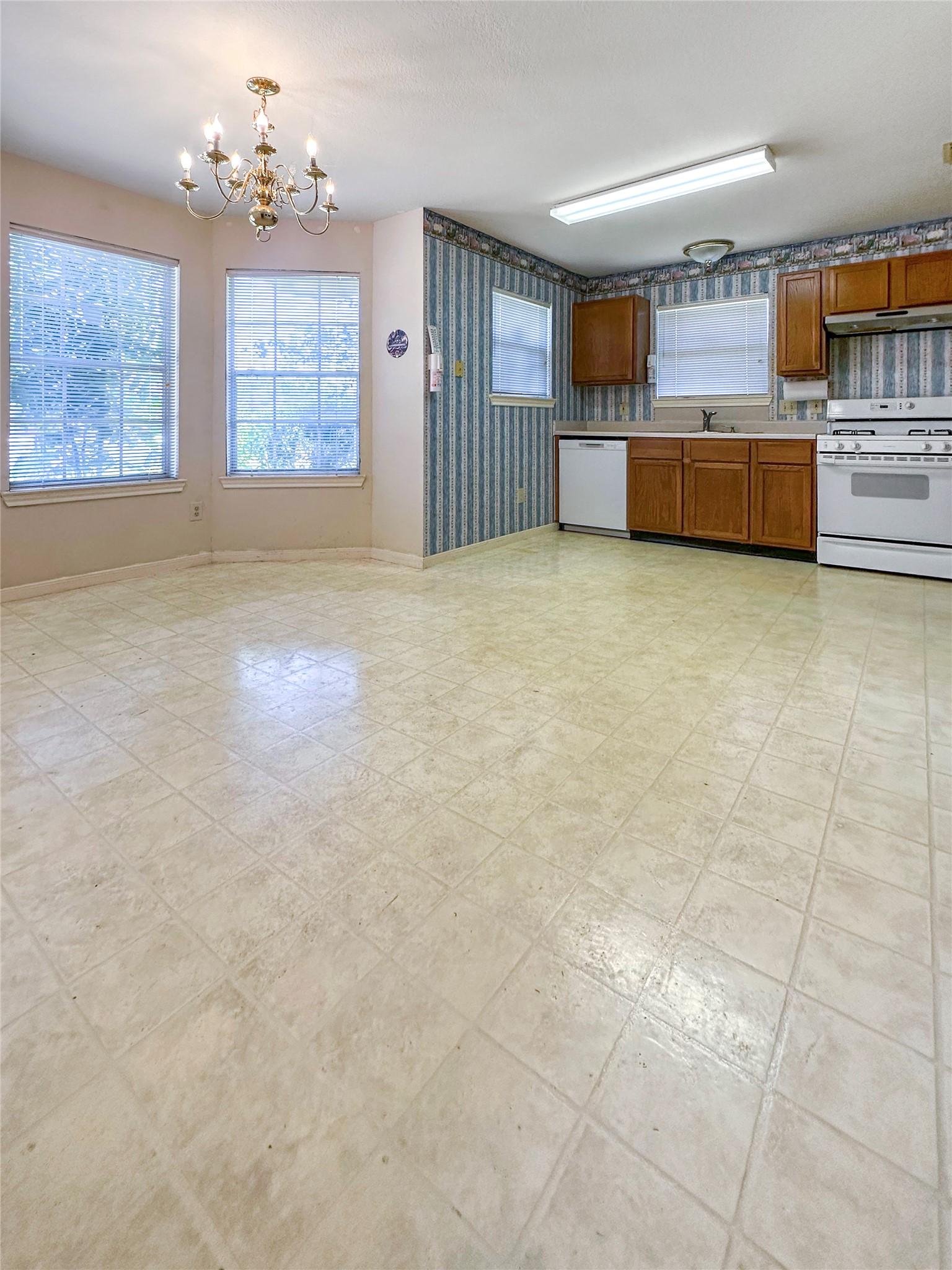 Image 3: kitchen and breakfast area