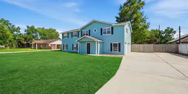 Image 2: Another view highlighting the expansive lot, exten
