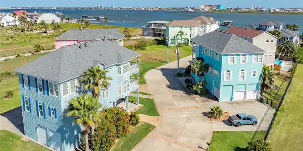 Image 4: View of subdivision entrance to Galveston Villas.