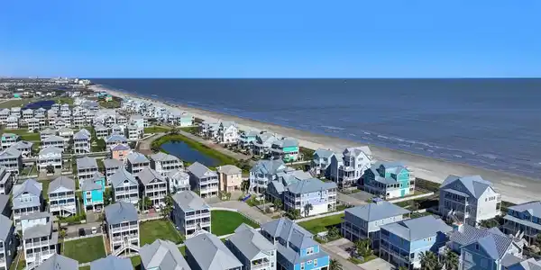 Image 3: Short walk to the beach - just 4 houses back!