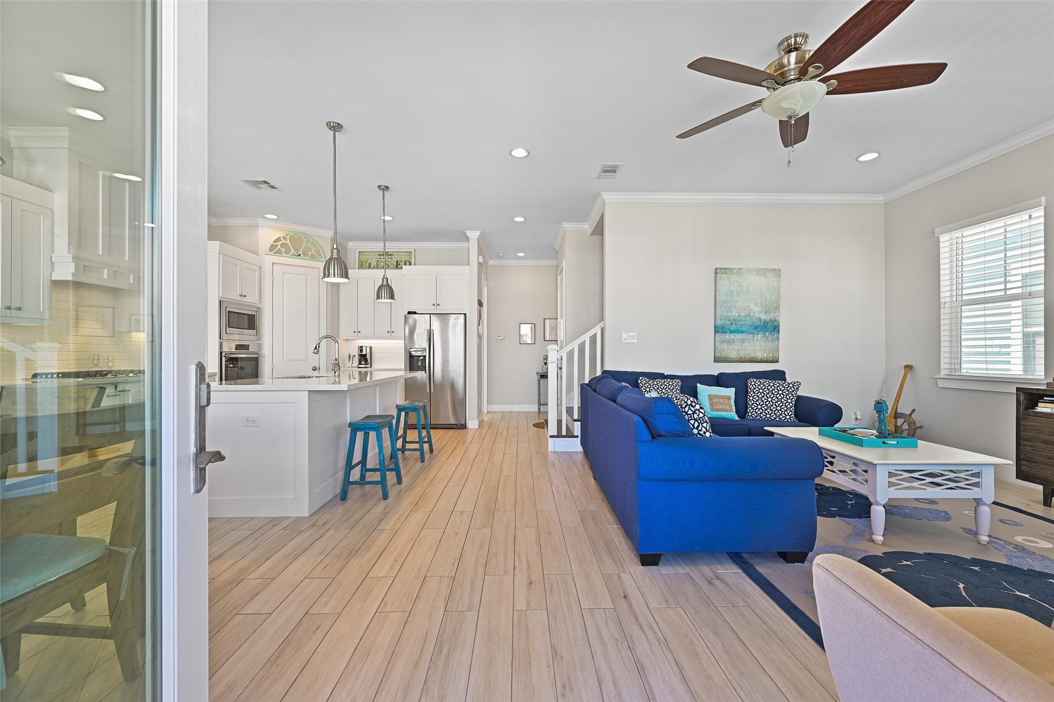 Image 4: Open concept floor plan with living/kitchen/dining