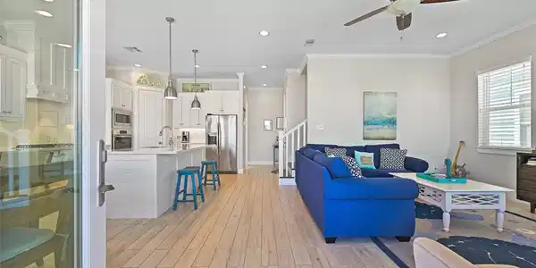 Image 4: Open concept floor plan with living/kitchen/dining