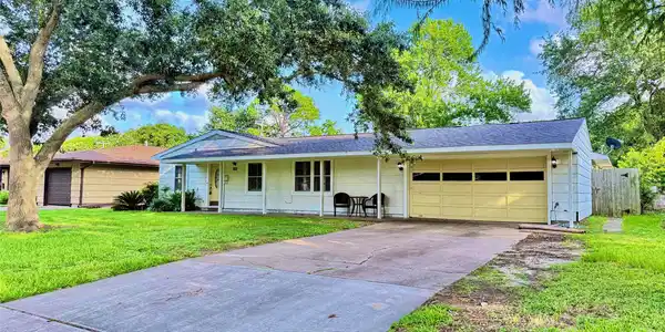 Image 3: Beautiful family home nestled in Mainland Park.