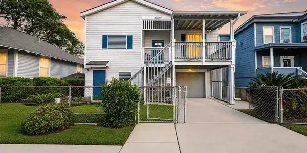 2809 Bernardo De Galvez Avenue