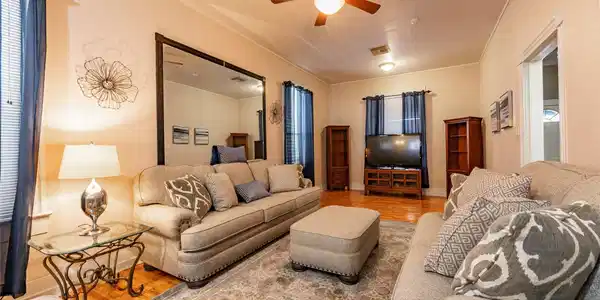 Image 3: oversized lliving room