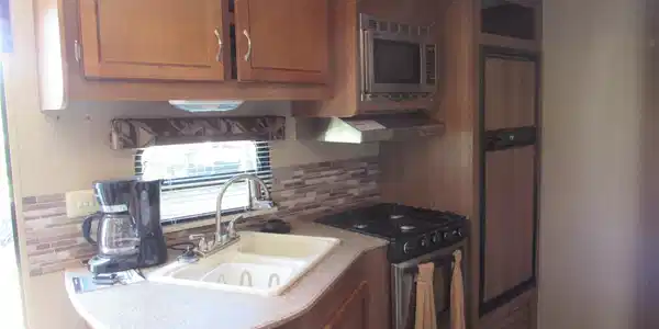 Image 3: KITCHEN
