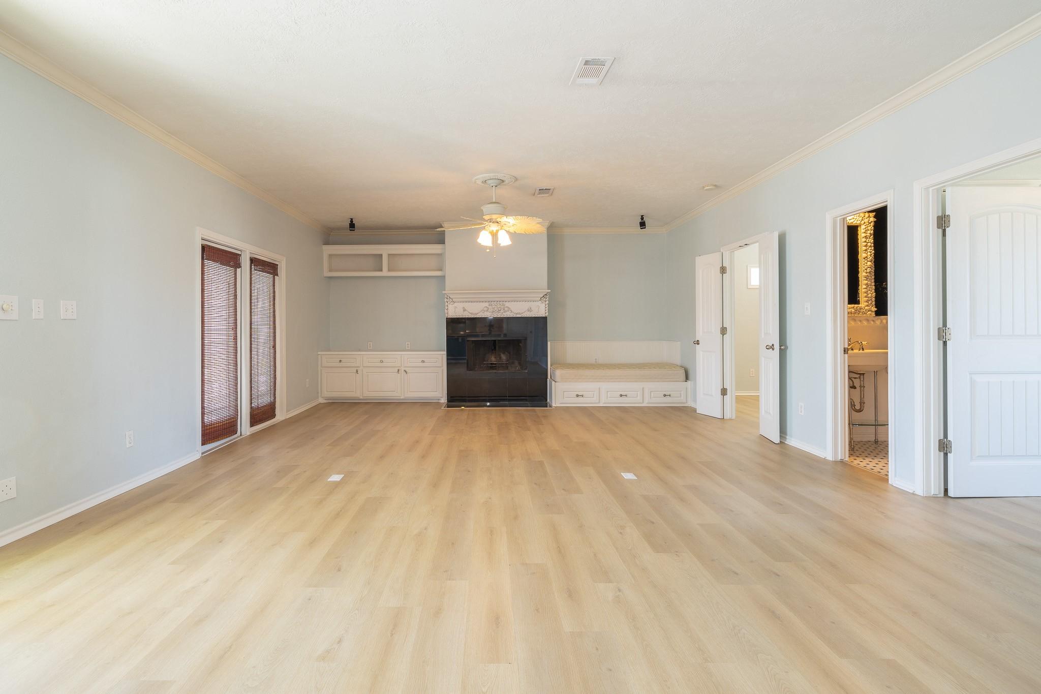 Image 4: Spacious living with built ins and storage. Nice a