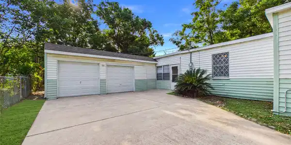 Image 3: Spacious garage with a wide driveway