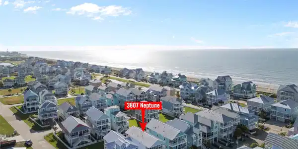 Image 2: Here is the location buyers come to Galveston for.