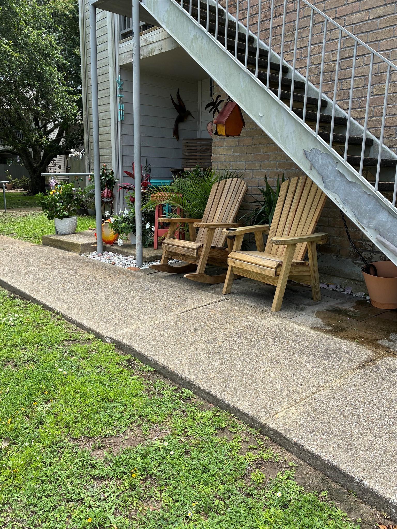 Image 4: Area to set out front
