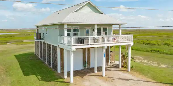 Image 2: Wide decks