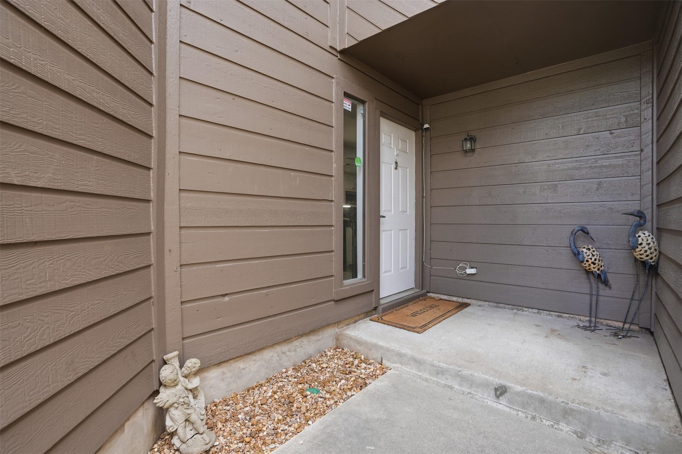 Image 2: Welcoming entryway that creates a warm first impre